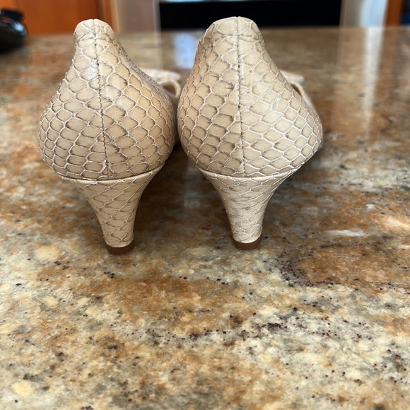Kate Spade snake skin kitten heel. Size 6 - Picture 3 of 4